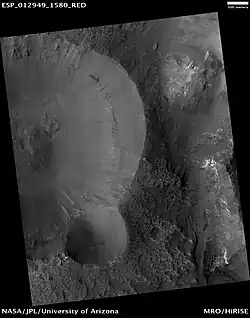 A cratera Saheki, vista pela HiRISE.