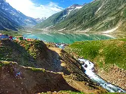 Lago Saiful Muluk em um dia ensolarado