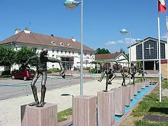 Praça com a prefeitura e a igreja