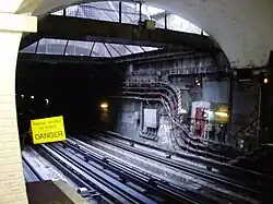 Poço de iluminação na extremidade leste da estação.