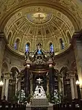 Vista do altar-mor sob a cúpula