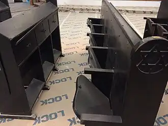 Bancos no interior do Templo