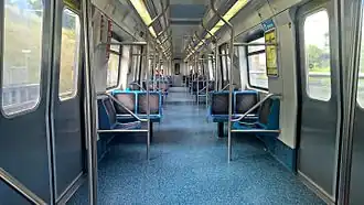 Salão de passageiros de uma das composições da Frota F