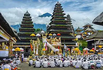 A Ida Batara Turun Kabeh, uma das cerimónias do hinduísmo balinês mais importantes e concorridas, no templo Pura Besakih, com o cume do monte Agung ao fundo