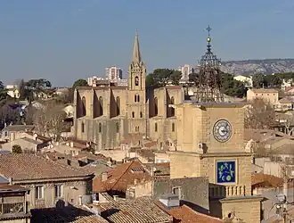 Vista de Salon-de-Provence, com a igreja e a torre do relógio