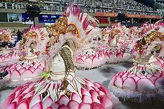 Baianas da Mocidade no desfile de 2018. Escola perdeu o título no quesito Fantasias.