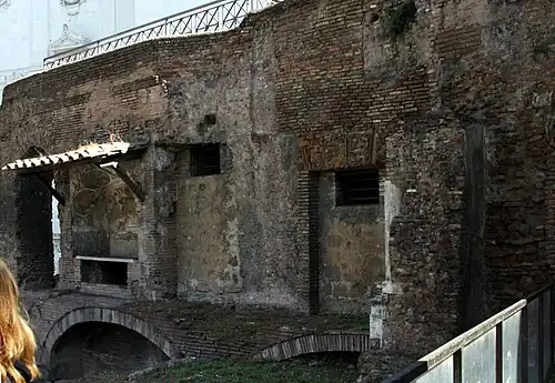 Vista da igreja e da Ínsula Romana.