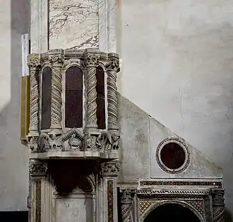 Púlpito cosmatesco.