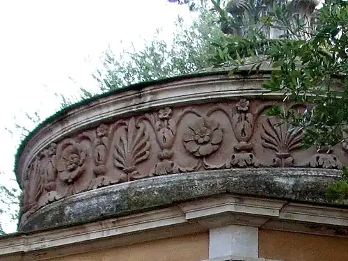 Friso acrescentado durante a reforma de Borromini