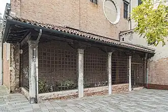 Pórtico da entrada norte, acrescentado no século XV
