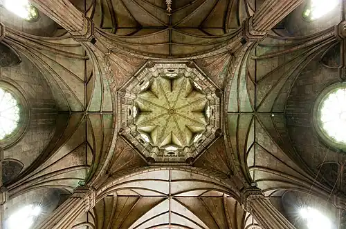 Teto da igreja, mostrando a abóbada de aresta