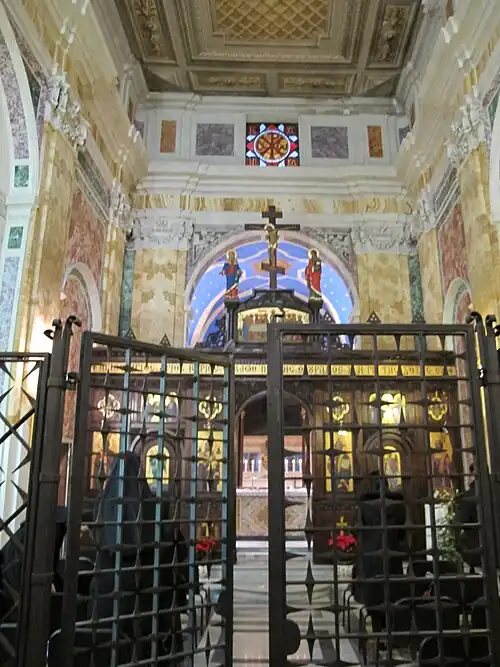 Vista do interior, com a típica iconóstase das igrejas gregas visível no altar.