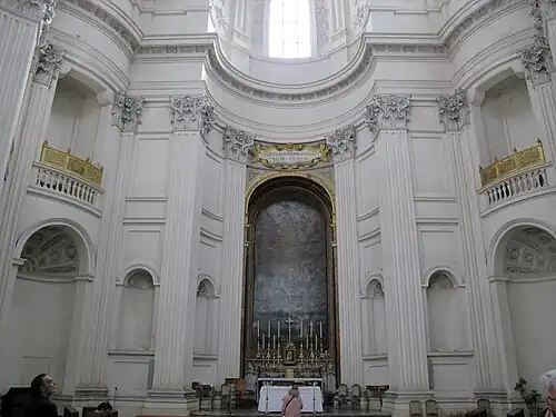 Interior e o altar-mor.