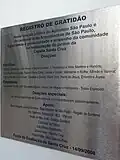Placa de registro de gratidão à restauração do jardim da Capela Santa Cruz