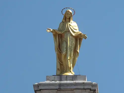 "Nossa Senhora dos Anjos", no alto da fachada.