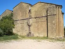 No pilar central, podemos ver, adossadas, as colunas com capitéis dos antigos arcos das naves central e sul que terão continuado