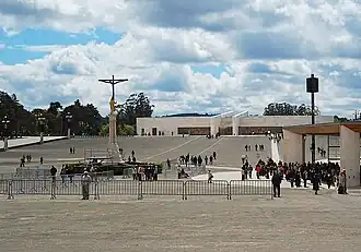 O recinto de oração e a Basílica da Santíssima Trindade ao fundo