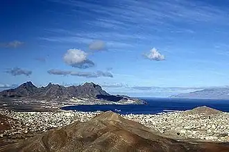 Vista da cidade de Mindelo na baía do Porto Grande, com o Monte Cara (à esquerda) e Santo Antão (ao fundo, à direita).