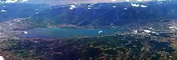 Vista aérea do lago Sapanca, à beira do qual se encontra a cidade