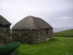 Blackhouse restaurada no museu em Trotternish, Ilha de Skye (Escócia).