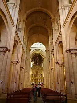 Abóbada de canhão com uma galeria alta arqueada.