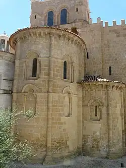 Coimbra é a única grande catedral de Portugal que ainda mantém o ábside semicircular do românico original.