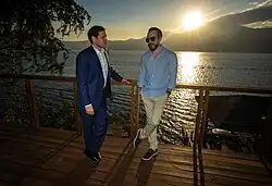 Nayib Bukele e Marco Rubio conversando em uma varanda com vista para o Lago Coatepeque