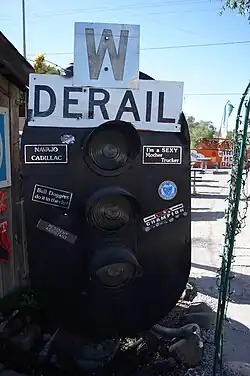 Antigo sinal ferroviário no jardim de trás