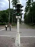 Antigo semáforo, entre a praça e a avenida João Pinheiro.