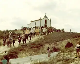 Locais a descer o monte em procissão