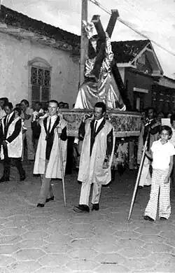 Senhor do Passos de Pirenópolis, sendo conduzidos pelos Irmãos do Santíssimo a caminho do Encontro, durante a Procissão do Encontro em meados do século XX.
