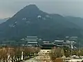 Vista sobre o Gyeongbokgung e a Casa Azul ao pé da montanha Bukhansan