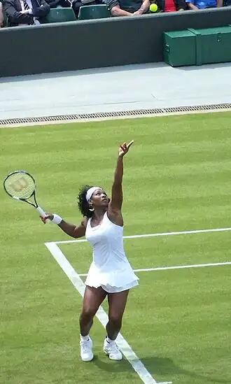 Serena Williams servindo em Wimbledon.