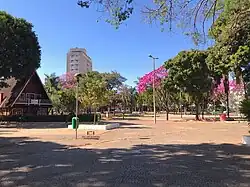 Casa do Papai Noel e ipês floridos, Praça Sérgio Pacheco, Centro de Uberlândia, julho de 2021.