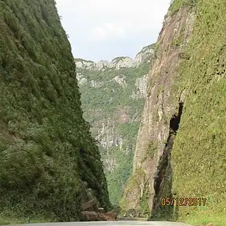 Corte em rocha da entrada à Serra do Corvo Branco