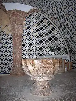 Pia baptismal da Igreja do antigo Convento de Jesus, feita de brecha.