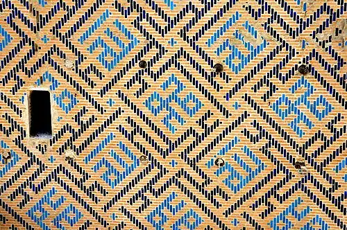 Azulejos com escritos em cúfico quadrado no Aq-Saray