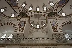 Detalhes acima da entrada principal