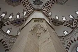 Detalhe de um dos pilares principais