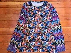 Camisa colorida com longas mangas em zigue-zague (moda).