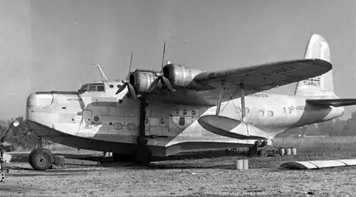 Short Sunderland 3 G-AGER da Aquila Airways[5] em Hamble Beach, Hampshire, Inglaterra.
