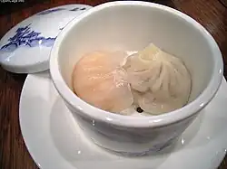 Xiajiao (蝦餃) e Xiaolongbao (direita) em Higashinada, Kobe