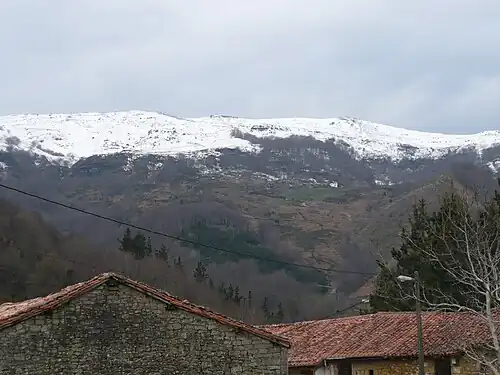 Vista parcial desde Luena do Mediajo Frío&nbsp;[es] (ou Miyaju Altu em cântabro), na serra do Escudo