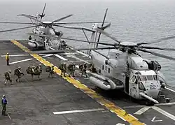 Um Super Stallion transportando fuzileiros navais americanos a bordo do USS Bataan (LHD-5).