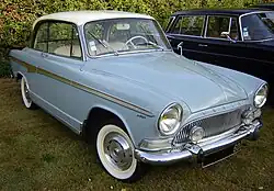 Simca Aronde Monaco sedã de 2 portas sem pilar (P60), promovido em alguns mercados como um cupê de teto rígido