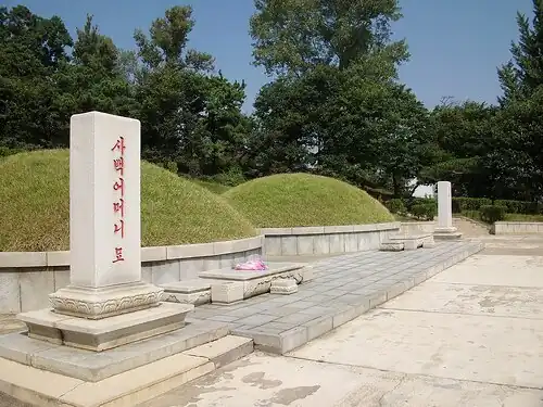 Cemitério das 400 mães e crianças no local do Massacre de Sinchon