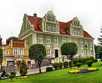 Prefeitura na praça principal