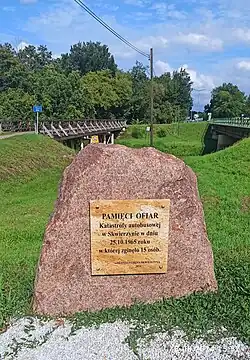 Placa em homenagem às vítimas do acidente de ônibus
