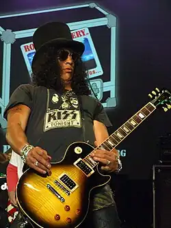 Slash se apresentando
