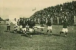 La selección chilena de fútbol entra a la cancha de los Campos de Sports, 1926